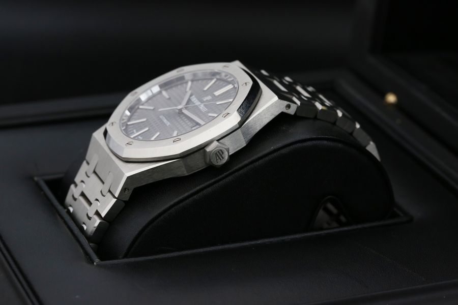 Audemars Piguet Royal Oak 15400ST.OO.1220ST.04